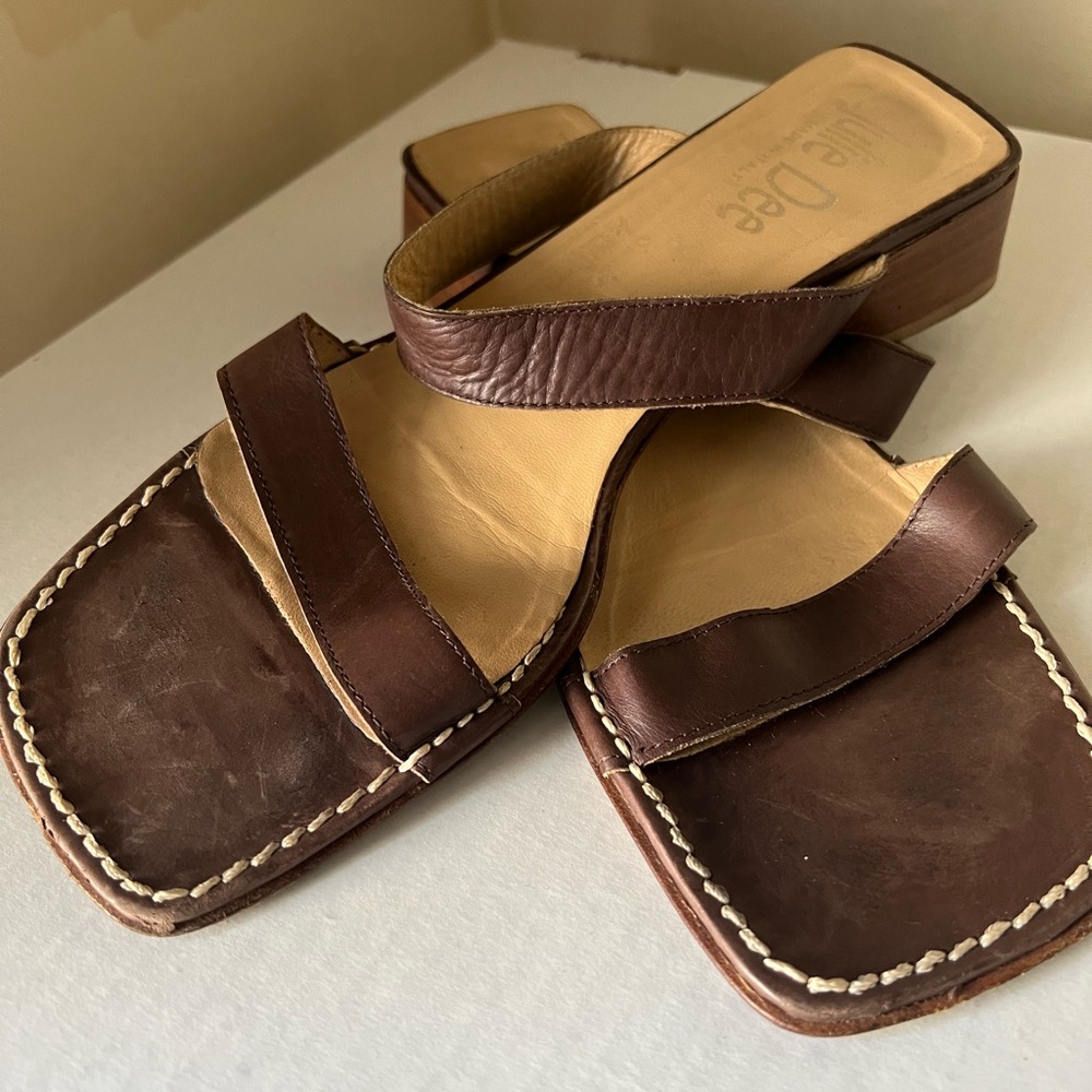 ITALIAN Julie Dee Sandals Leather Brown Sandals Flats. Some wear. Supple leather